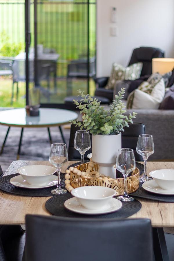 Peaceful Park View Townhouse 2 Bed W/Carpark Lejlighed Christchurch Eksteriør billede