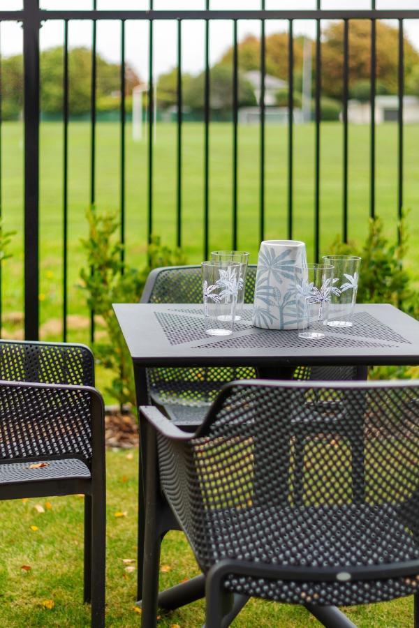 Peaceful Park View Townhouse 2 Bed W/Carpark Lejlighed Christchurch Eksteriør billede
