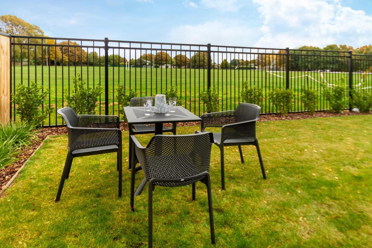 Peaceful Park View Townhouse 2 Bed W/Carpark Lejlighed Christchurch Eksteriør billede
